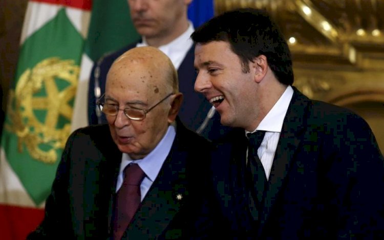 Renzi, Napolitano e i commossi abbracci che seppelliscono la verità