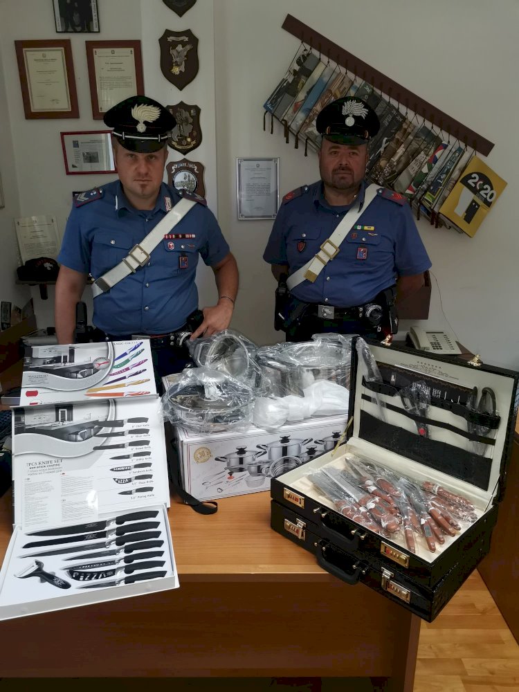 Vende pentole e coltelli rubati: intervengono i Carabinieri