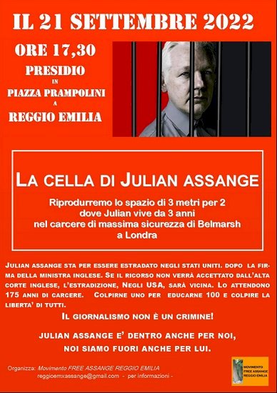 A Reggio Emilia in piazza si riproduce la cella di Assange