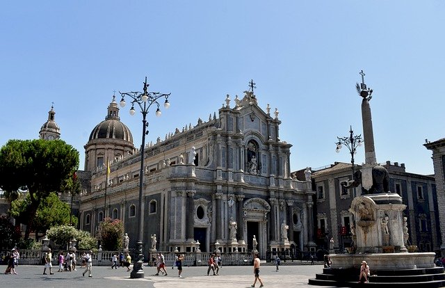 Un silenzio diffuso e irreale avvolge la città di Catania