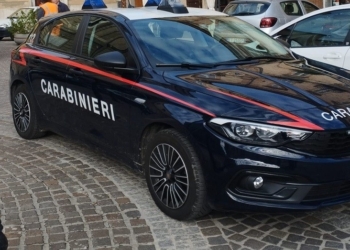 Aggressione notturna, ragazzo colpito al volto con una lama