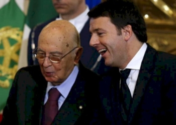 Renzi, Napolitano e i commossi abbracci che seppelliscono la verità