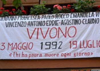 LENZUOLA BIANCHE A BALCONI E FINESTRE