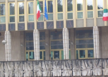 INCENDI E MINACCE: RELAZIONE AMOROSA OSTEGGIATA DAI CONGIUNTI