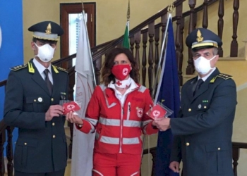 DONATI ALLA CROCE ROSSA OLTRE 2.000 CAPI D’ABBIGLIAMENTO SEQUESTRATI NEL 2019