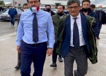 Il Sindaco «sceriffo» senza la mascherina nel tour campano di Salvini