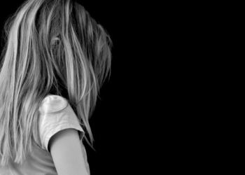 Padre abusa sessualmente delle figlie: arrestato