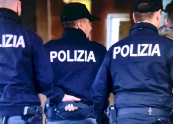Poliziotti accerchiati e malmenati
