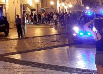 Attimi di tensione: una donna minaccia di buttarsi dal balcone