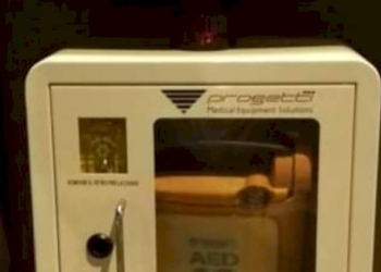 Defibrillatore a Somma: dopo il nostro articolo è ritornato al suo posto