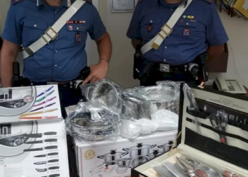 Vende pentole e coltelli rubati: intervengono i Carabinieri
