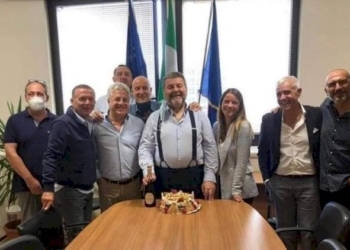 Due foto, una sola verità. Festeggiamenti politici in barba alle regole