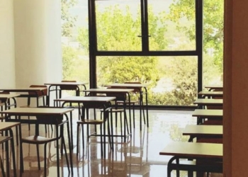 Si diploma nella scuola diretta dalla madre.  La Preside: «Mi hanno detto che si poteva fare»