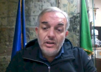Il Sindaco di Somma Vesuviana mostra l’esito del tampone e scoppia la polemica