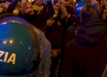 Scontri a Santa Lucia, sede della Regione Campania. Aggredito un giornalista di Sky 