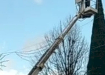 Somma Vesuviana: dopo il crollo, gli operai stanno riposizionando l’albero di Natale