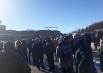 Manifestazione di protesta all’esterno del Cardarellli: «Continuiamo la nostra lotta per il diritto alla salute»