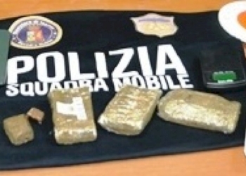 Manette a una giovane pusher, sequestrati oltre 300 grammi di hashish.
