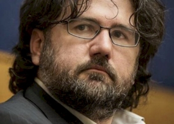 Licenziato, bastonato e gettato in un fosso per aver chiesto di lavorare con la mascherina