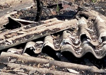 Dopo gli incendi l’amianto bruciato si sta deteriorando