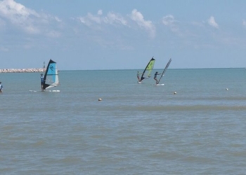 Un ‘mare di sport’: in 40 in spiaggia ‘oltre ogni limite’