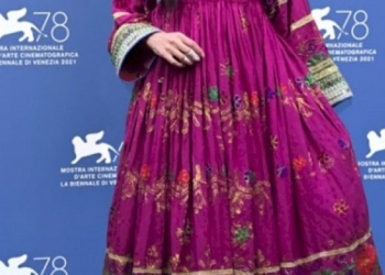 Elisa Morucci alla Mostra del cinema di Venezia in abito nuziale afgano per difendere i diritti delle donne