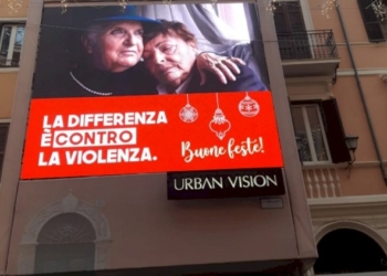 Gli auguri sui maxi led delle grandi città: la differenza è contro la violenza