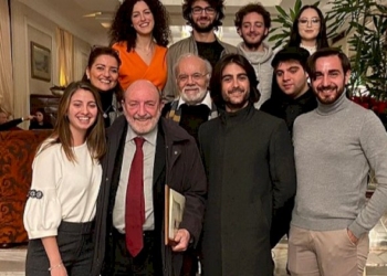Galimberti con gli attori di Compagnia della Città & Fabbrica Wojtyla
