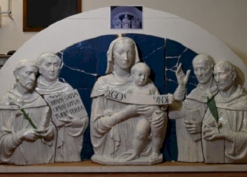 LA VERGINE COL BAMBINO E SANTI: LA LUNETTA DI LUCA DELLA ROBBIA TORNA A URBINO DOPO IL RESTAURO