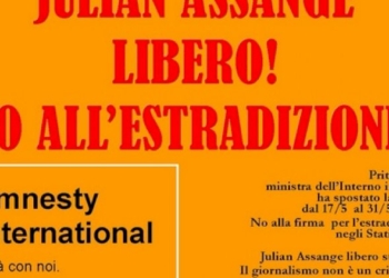 «No all’estradizione negli Stati Uniti», sit in per Julian Assange a Reggio Emilia