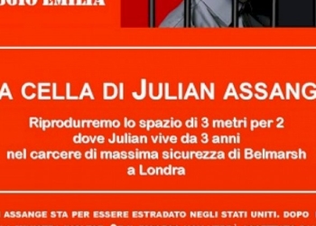 A Reggio Emilia in piazza si riproduce la cella di Assange