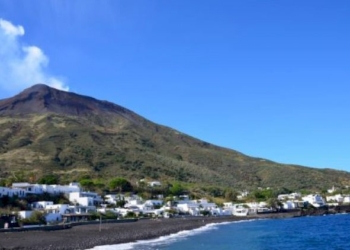 Stromboli: l’isola abbraccia la parola