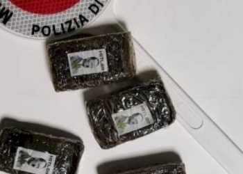 Arrestato per possesso di droga: sulla confezione la foto di Hitler