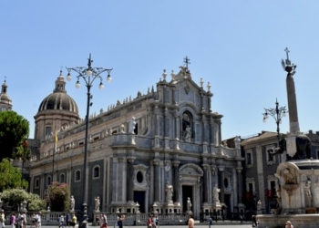 Un silenzio diffuso e irreale avvolge la città di Catania