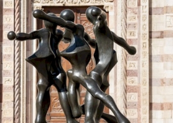 Balletto per la pace: la scultura di Sauro Cavallini in piazza Duomo a Firenze