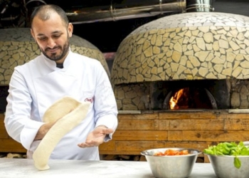 Insegna a far la pizza ai detenuti: «Aiuto a trovare lavoro»