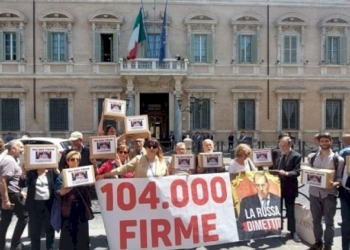 La Russa dimettiti, consegnate 104.000 firme in Senato