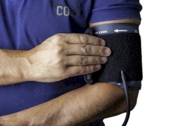 Da tempo la peggiore politica ha messo  le mani sulla sanità