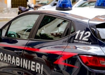 Spacca i vetri di un condominio e i carabinieri lo arrestato