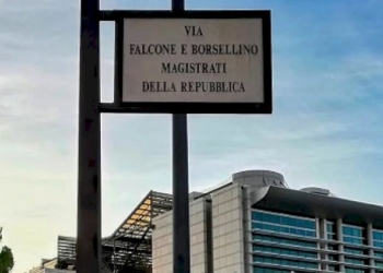 Vie, piazze, murales, targhe, monumenti, e poi da che parte state?