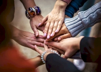 Due modi di essere: due mondi opposti, due umanità parallele