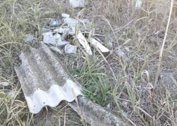 Amianto gettato a bordo strada