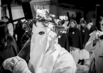 La struggente processione degli Incappucciati ad Isernia