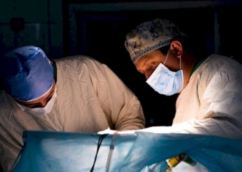 Bianchi camici danzano in un balletto di urgenze