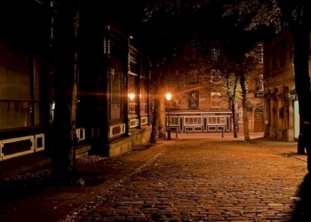 Le città lontane brillano