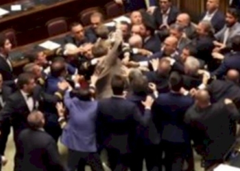 Una manifestazione contro il clima di continue intimidazioni