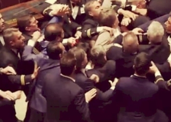 La Camera dei Deputati è stata trasformata in un luogo di intollerabile violenza squadristica