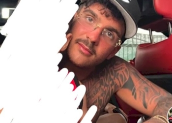 Geolier è a conoscenza di aver incontrato un rampollo della famiglia Vuolo, uomo di spicco del clan D’Alessandro?