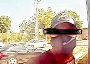 La macchina nera che cambia targa: il pericolo per i cittadini