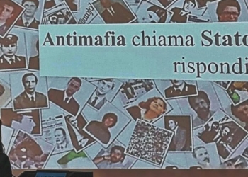 Targhe dedicate ad eroi che continuano ad essere ammazzati ogni volta che la mafia respira contro gli onesti